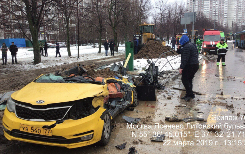 Видео, как самосвал раздавил такси в Москве, выложили в Сеть