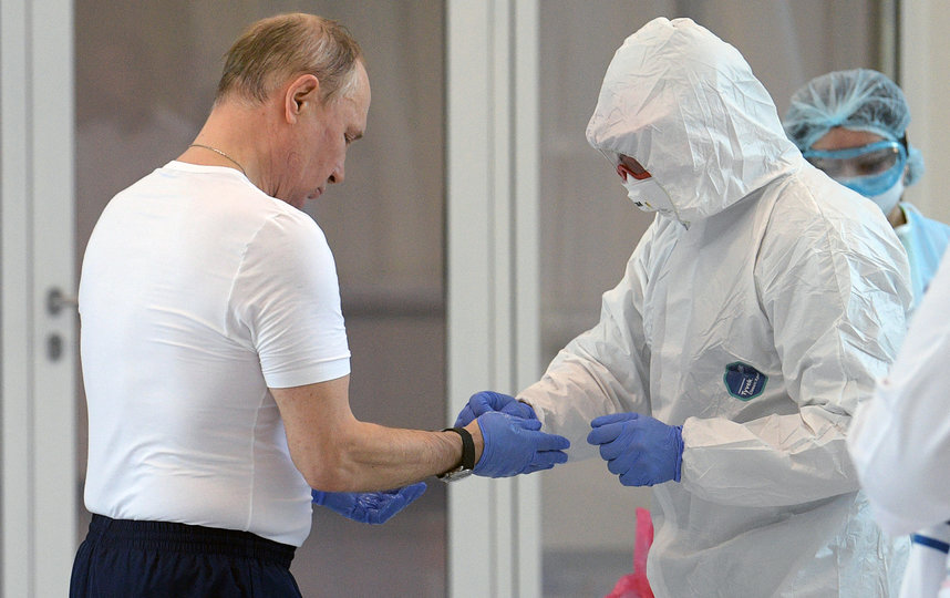 Владимир Путин посетил больницу для заражённых коронавирусом в Коммунарке. Фото Getty