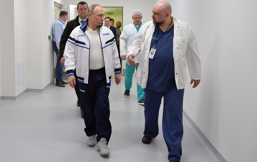 Президент России Владимир Путин с главврачом ГКБ №40 Денисом Проценко. Фото Getty