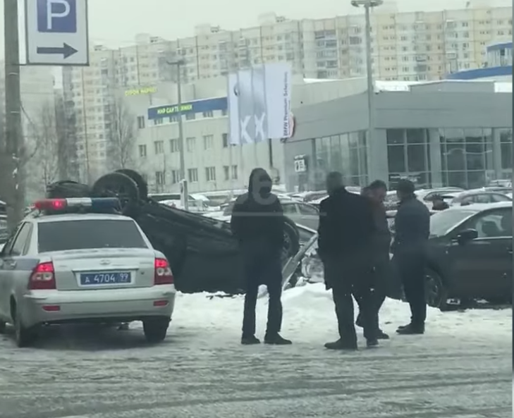 Внедорожник перевернулся на Пятницком шоссе в Москве. Видео