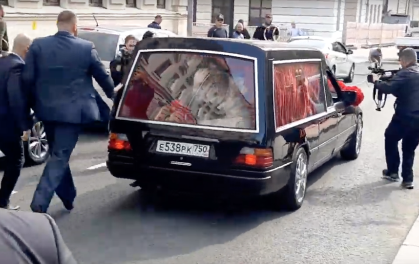 Пара прибыла в ЗАГС на катафалке с надписью "Только смерть разлучит нас". Фото youtube.com/watch?v=YHmH8vtUq7U