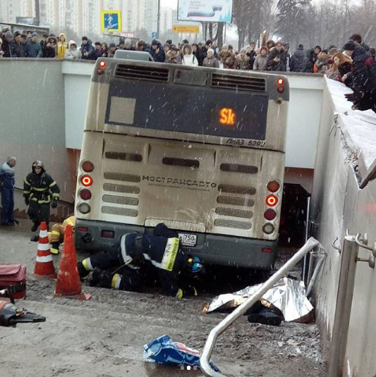 Кадры с места ДТП, где автобус въехал в подземный переход в Москве. Фото Instagram/ lexlexovich
