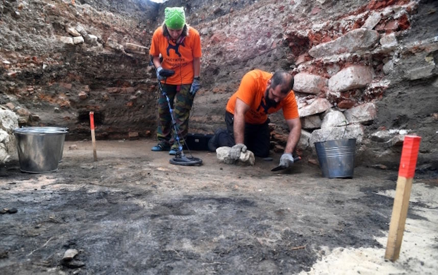 Сотрудники Института археологии РАН на раскопках в Большом Кремлевском сквере. Фото РИА Новости