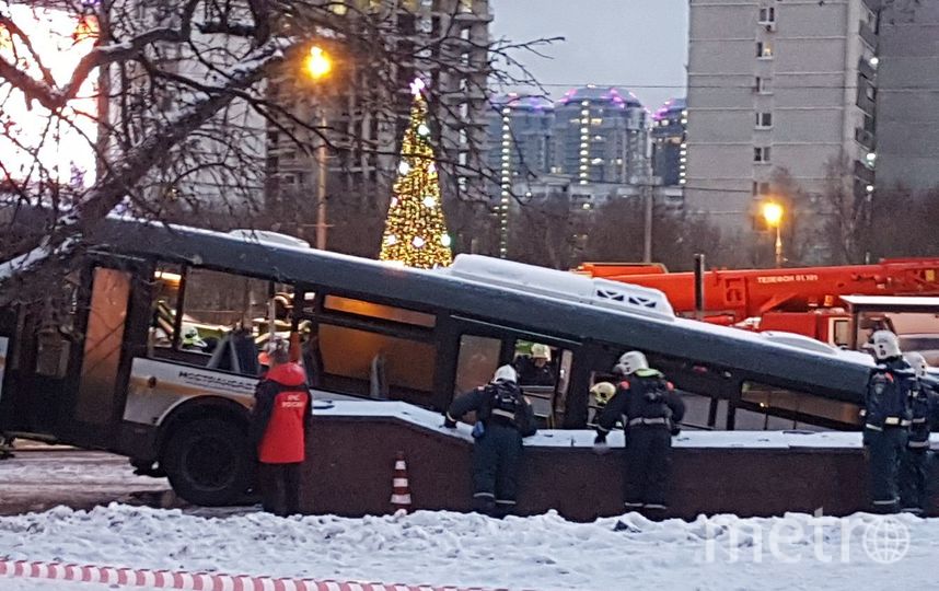 Фото с места ДТП на Славянском бульваре в Москве. Фото Дарья Буянова, "Metro"
