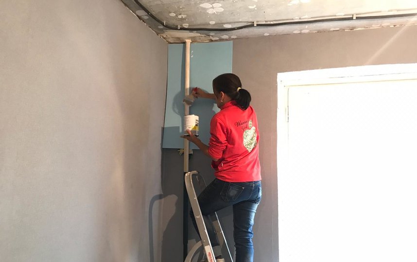 Надежда тоже участвует в ремонте. Фото предоставило волонтёрское движение Sosdetki, "Metro"