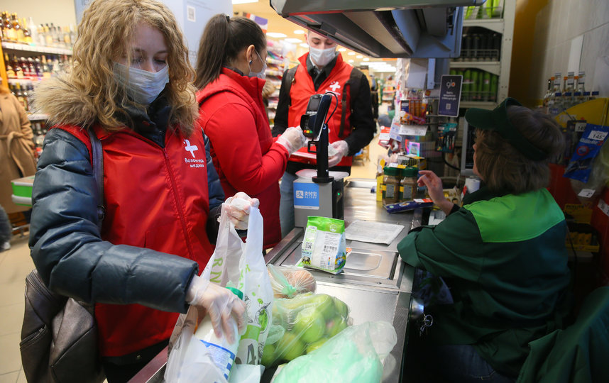 Волонтёры в Москве всегда готовы прийти на помощь. Фото Василий Кузьмичёнок