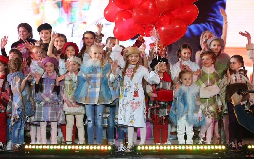 Восьмилетняя модель и дизайнер Зоя Кукушкина, выросшая в детдоме, провела показ в Москве