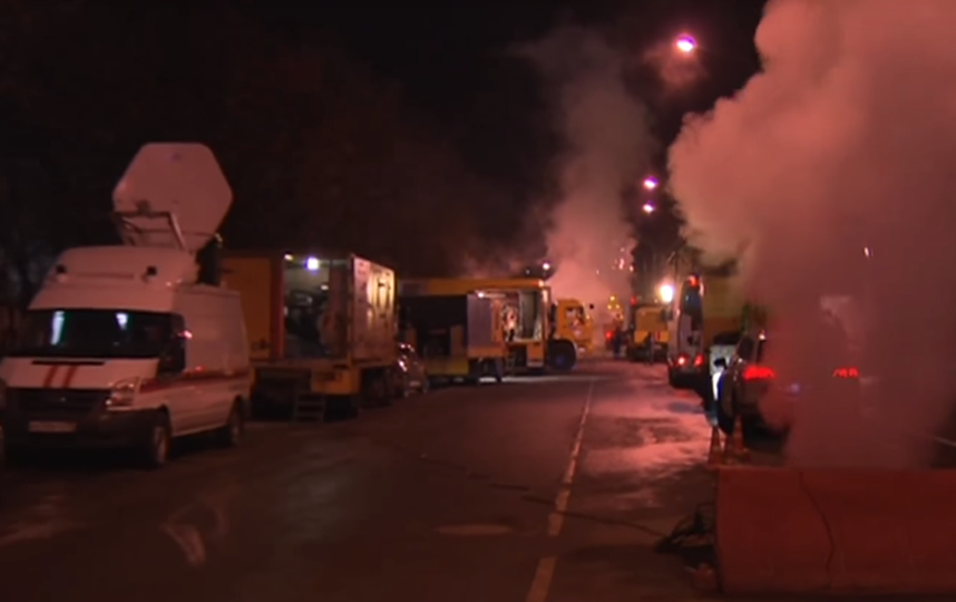 Восемь человек пострадали в Москве после прорыва теплотрассы
