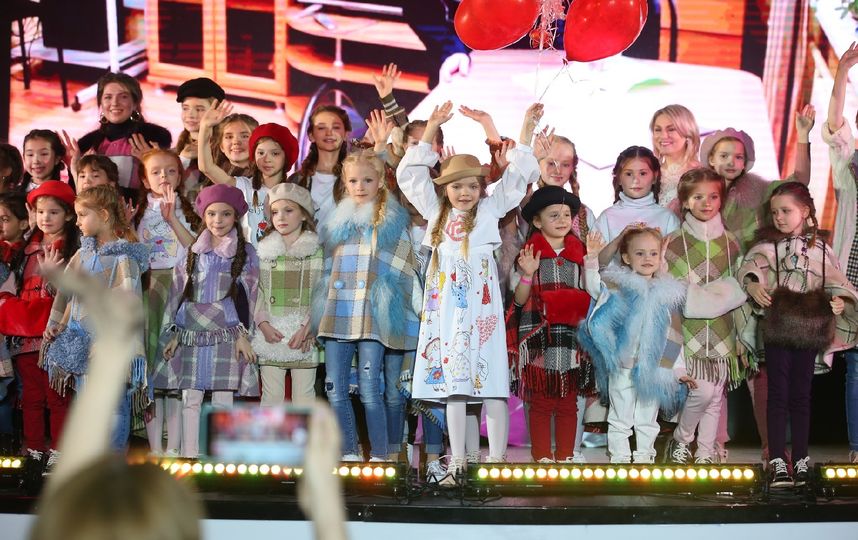 Зоя (в центре в белом платье) произвела фурор на показе детской одежды, которую разработала сама. Фото Василий Кузьмичёнок