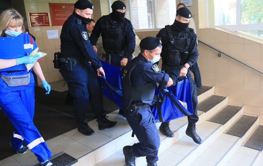 Михаила Ефремова несут в машину скорой. Фото Василий Кузьмичёнок