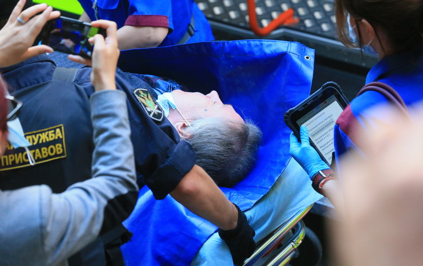 Михаила Ефремова несут в машину скорой. Фото Василий Кузьмичёнок