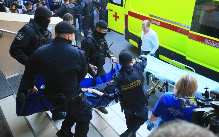 Михаила Ефремова несут в машину скорой. Фото Василий Кузьмичёнок