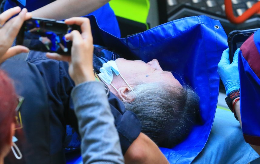 Михаила Ефремова несут в машину скорой. Фото Василий Кузьмичёнок