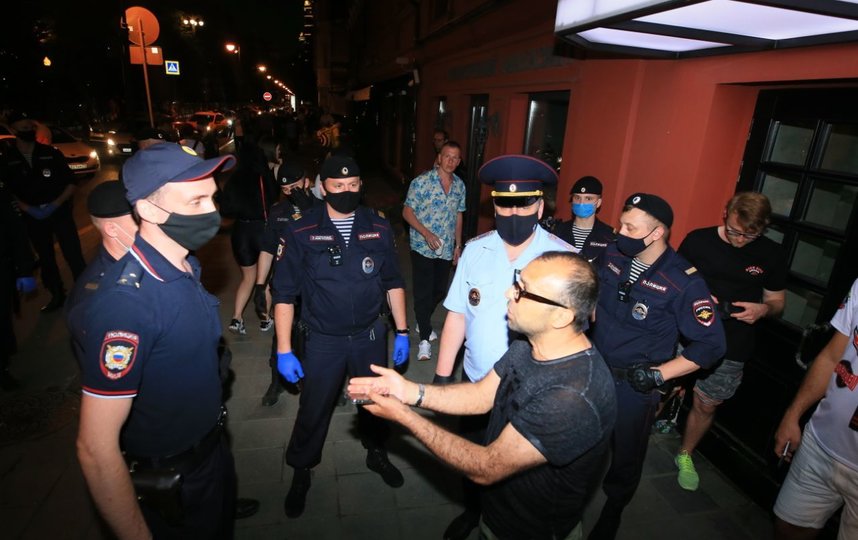 Вечер пятницы на Патриарших. Фото Василий Кузьмичёнок