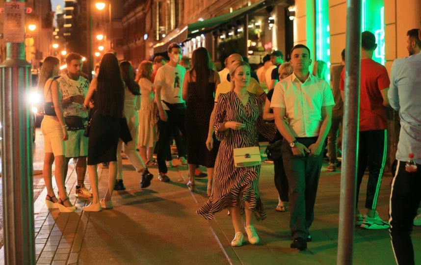 Вечер пятницы на Патриарших. Фото Василий Кузьмичёнок