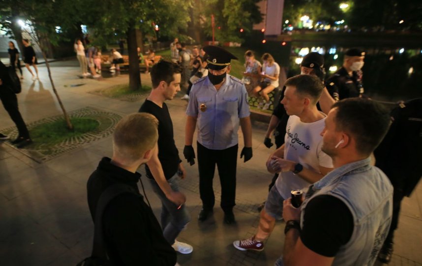 Вечер пятницы на Патриарших. Фото Василий Кузьмичёнок