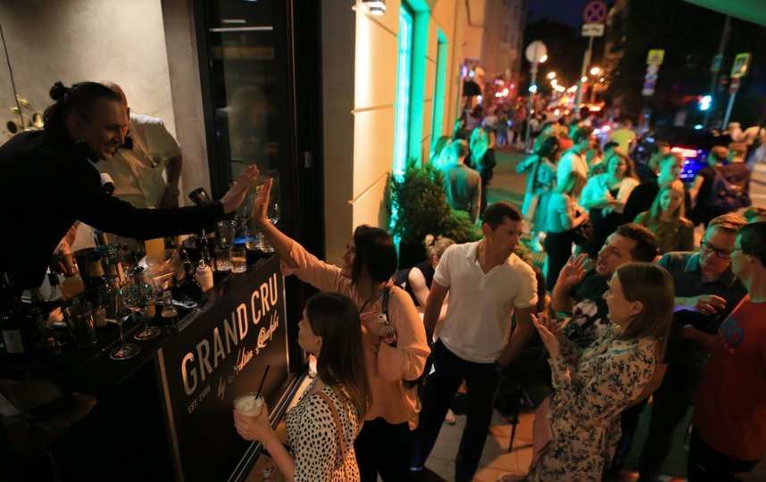 Вечер пятницы на Патриарших. Фото Василий Кузьмичёнок