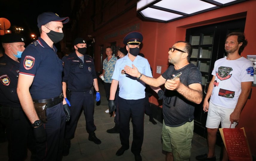 Вечер пятницы на Патриарших. Фото Василий Кузьмичёнок