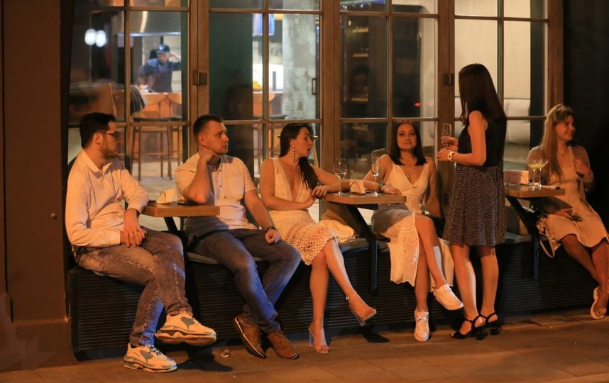 Вечер пятницы на Патриарших. Фото Василий Кузьмичёнок