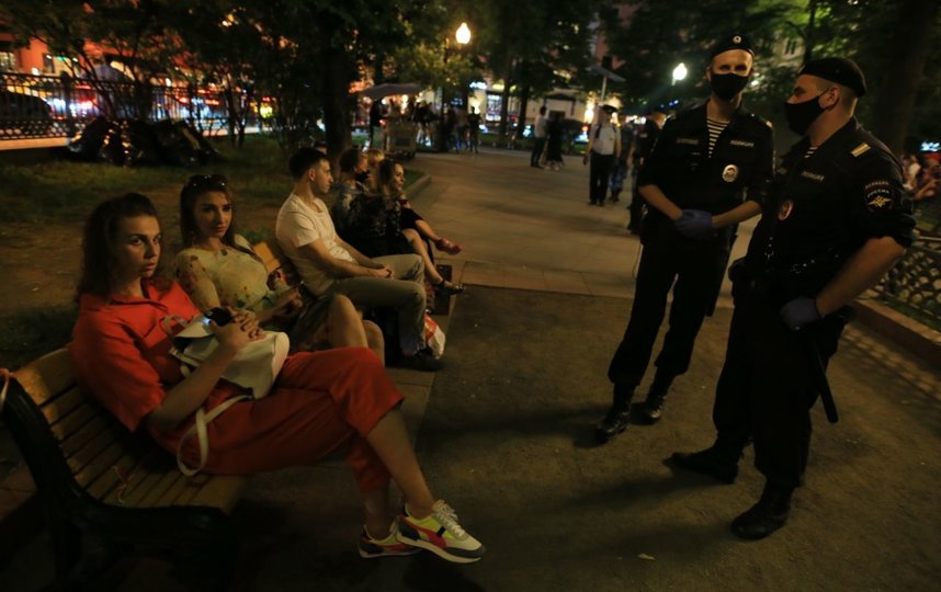 Вечер пятницы на Патриарших. Фото Василий Кузьмичёнок