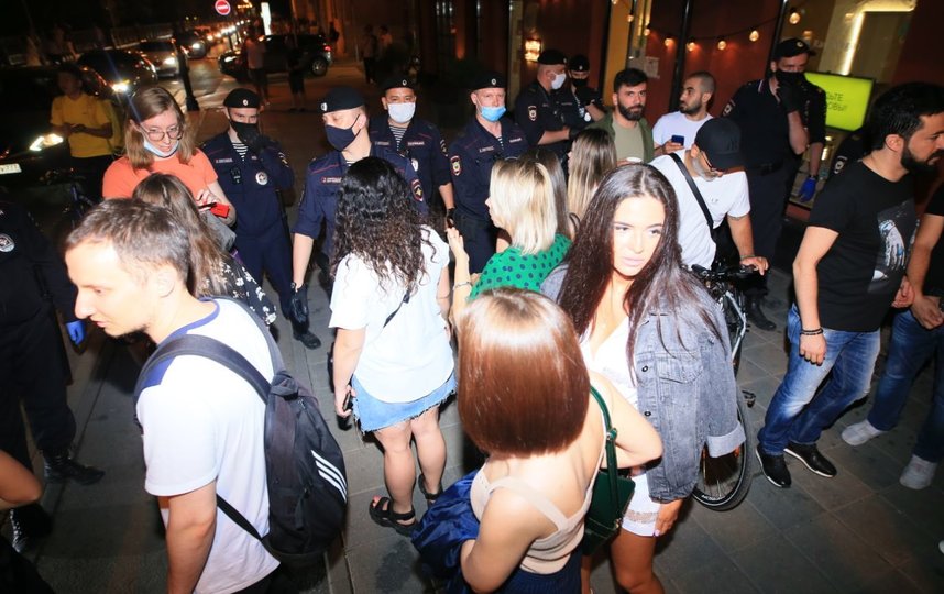 Вечер пятницы на Патриарших. Фото Василий Кузьмичёнок