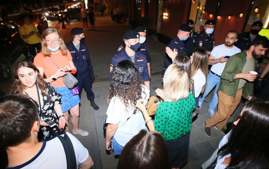 Вечер пятницы на Патриарших. Фото Василий Кузьмичёнок