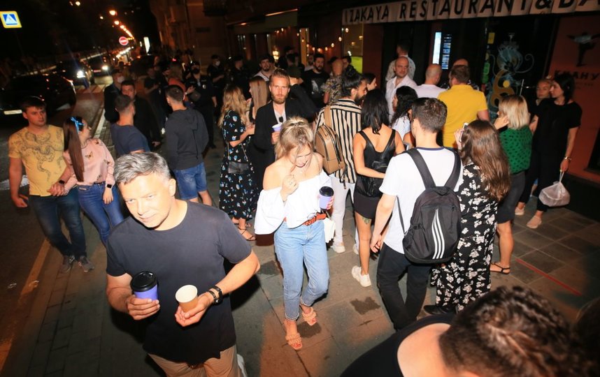 Вечер пятницы на Патриарших. Фото Василий Кузьмичёнок