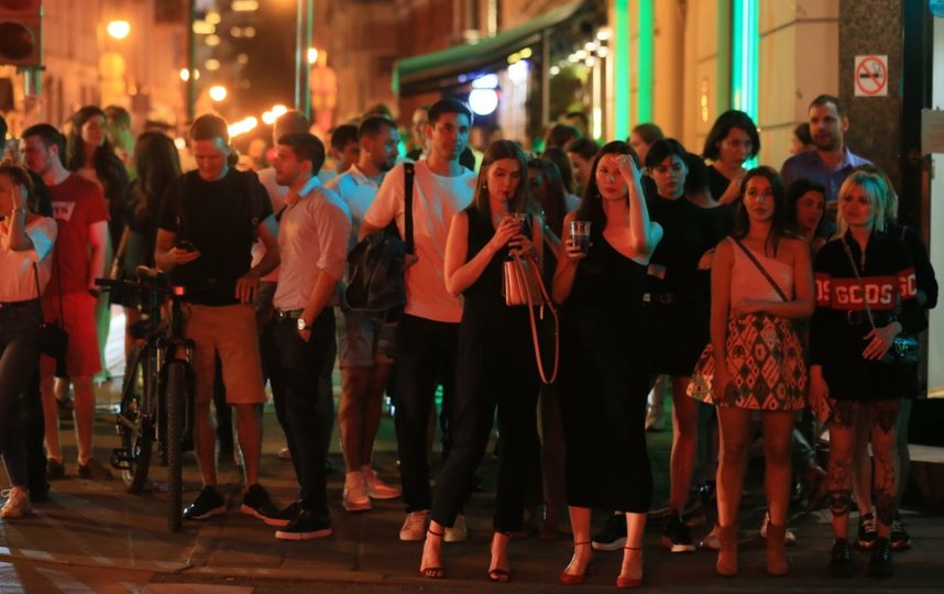 Вечер пятницы на Патриарших. Фото Василий Кузьмичёнок