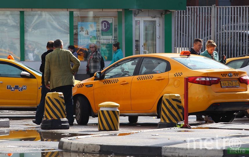 Яндекс приостановил сотрудничество с таксопарком, чья машина въехала в толпу пешеходов