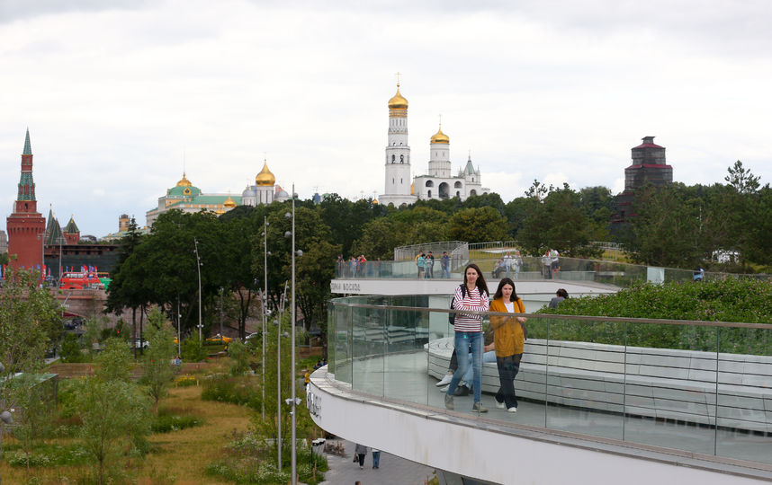В Зарядье в камеры видеонаблюдения всё чаще стали попадать влюбленные парочки. Фото парка архивные. Фото Василий Кузьмичёнок