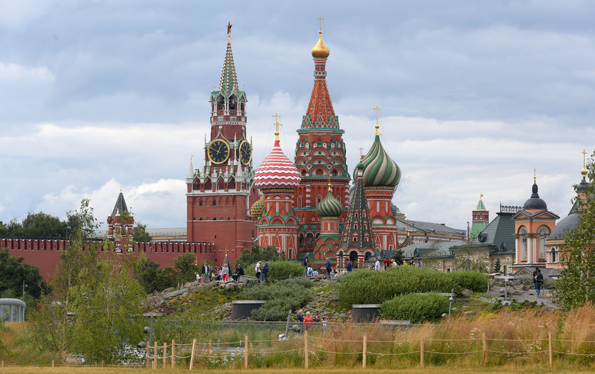 В Зарядье в камеры видеонаблюдения всё чаще стали попадать влюбленные парочки. Фото парка архивные. Фото Василий Кузьмичёнок