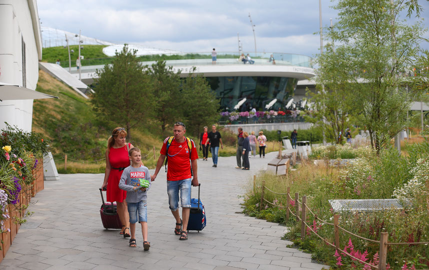 В Зарядье в камеры видеонаблюдения всё чаще стали попадать влюбленные парочки. Фото парка архивные. Фото Василий Кузьмичёнок