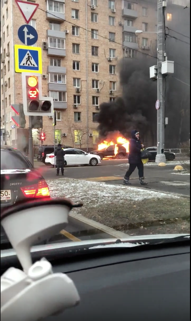 Загоревшийся BMW X5 на Ленинском проспекте в Москве сняли на видео