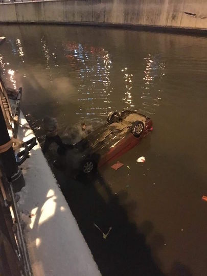 Двое мужчин пытаются спасти Анастасию. Фото Фото очевидца аварии, предоставил Алексей Морозов с её согласия.