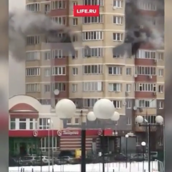 Жильцы выпрыгивали из окон: Страшный пожар в подмосковном Красногорске сняли на видео