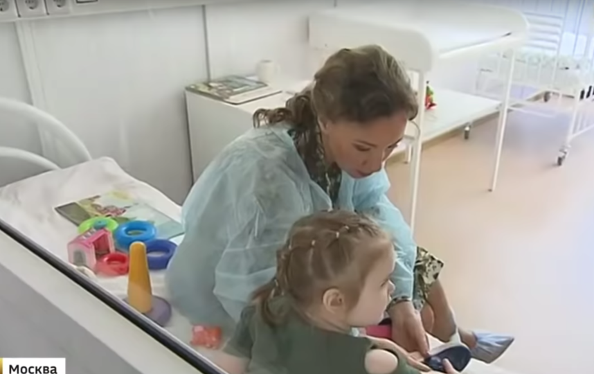 Девочка, брошенная в поликлинике на севере Москвы, пробудет в больнице ещё неделю. Фото скриншот youtube.com/watch?v=Lfp-F3nkGc4