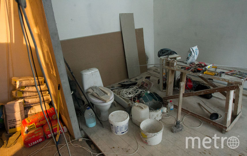 Чиновники и члены Общественной палаты договорились встречаться с жильцами дома №14 каждый вторник и наблюдать за ходом ремонта. Фото Василий Кузьмичёнок, "Metro"