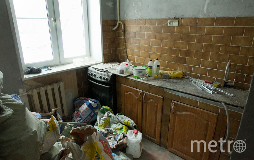 Чиновники и члены Общественной палаты договорились встречаться с жильцами дома №14 каждый вторник и наблюдать за ходом ремонта. Фото Василий Кузьмичёнок, "Metro"