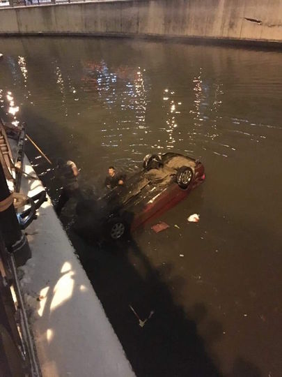 Двое мужчин пытаются спасти Анастасию. Фото Фото очевидца аварии, предоставил Алексей Морозов с её согласия