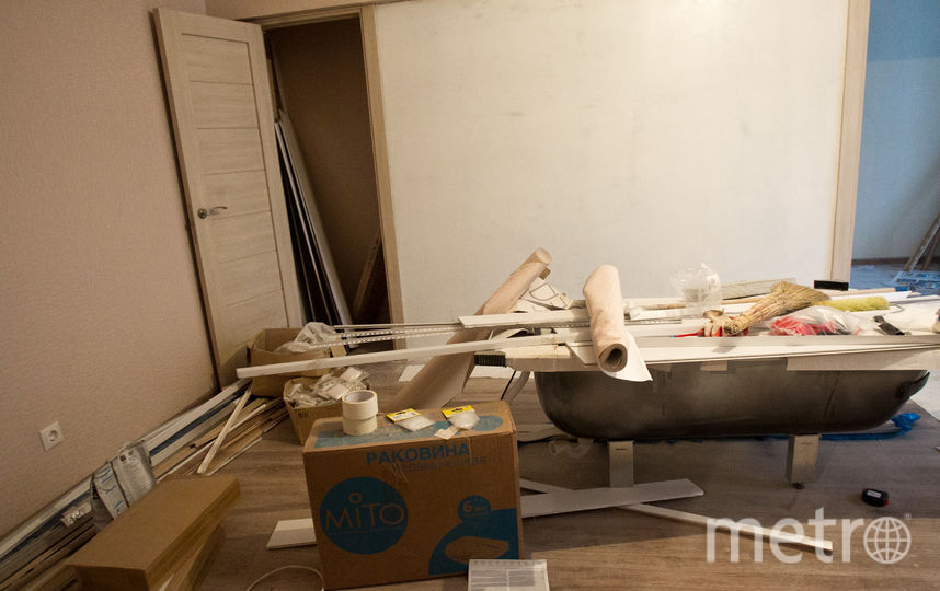 Чиновники и члены Общественной палаты договорились встречаться с жильцами дома №14 каждый вторник и наблюдать за ходом ремонта. Фото Василий Кузьмичёнок, "Metro"