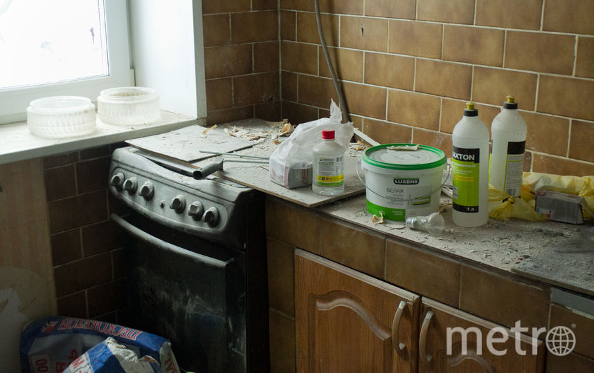 Чиновники и члены Общественной палаты договорились встречаться с жильцами дома №14 каждый вторник и наблюдать за ходом ремонта. Фото Василий Кузьмичёнок, "Metro"