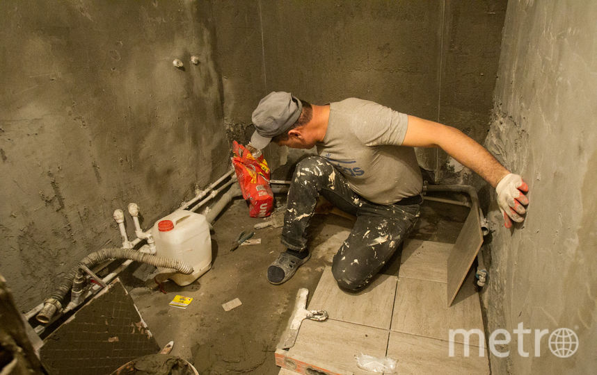 Чиновники и члены Общественной палаты договорились встречаться с жильцами дома №14 каждый вторник и наблюдать за ходом ремонта. Фото Василий Кузьмичёнок, "Metro"