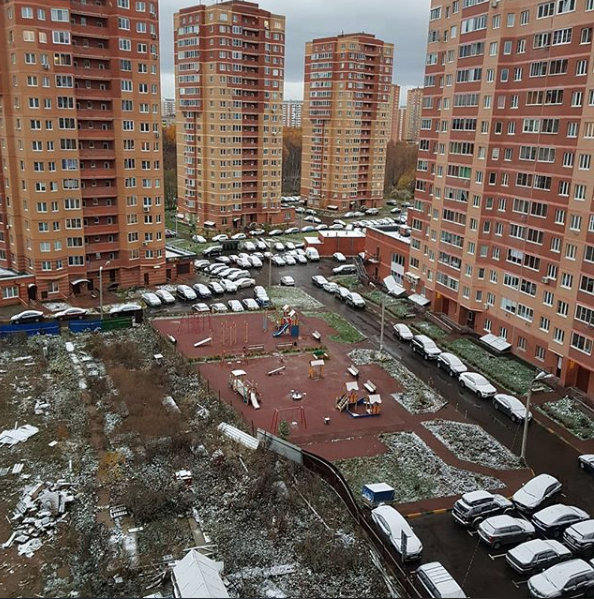 Первый снег увидели и жители Лобни.