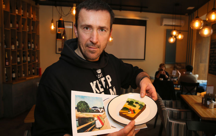 Фотокор Metro Василий Кузьмичёнок и его "живописный" бутерброд. Фото Дмитрий Роговицкий