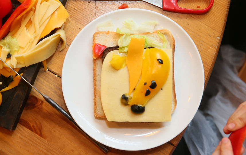 "Поцелуй" Густава Климта воспроизвели с помощью сыра и перца. Фото Василий Кузьмичёнок