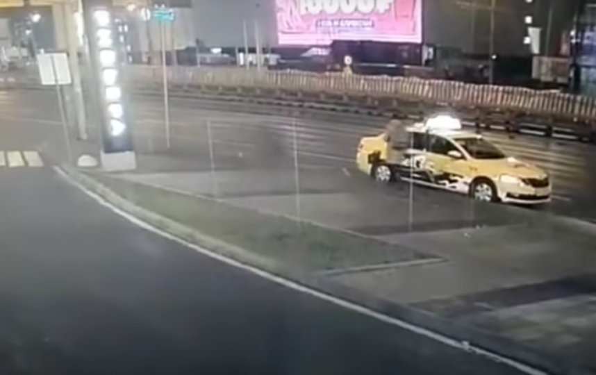 Жуткий несчастный случай: В Москве женщину убило отлетевшим от КамАЗа колесом