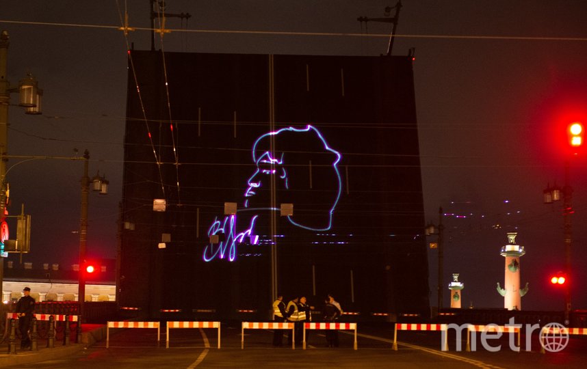 Разводной пролёт моста украсил профиль музыканта и его автограф. Фото Святослав Акимов, "Metro"