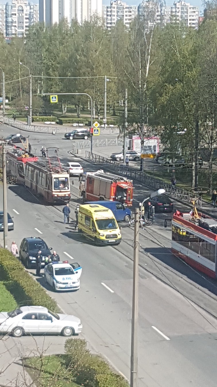 Авария в Калининском районе Петербурга с участием мотоциклиста. Фото группа ДТП и ЧП в Петербурге в социальной сети "ВКонтакте"