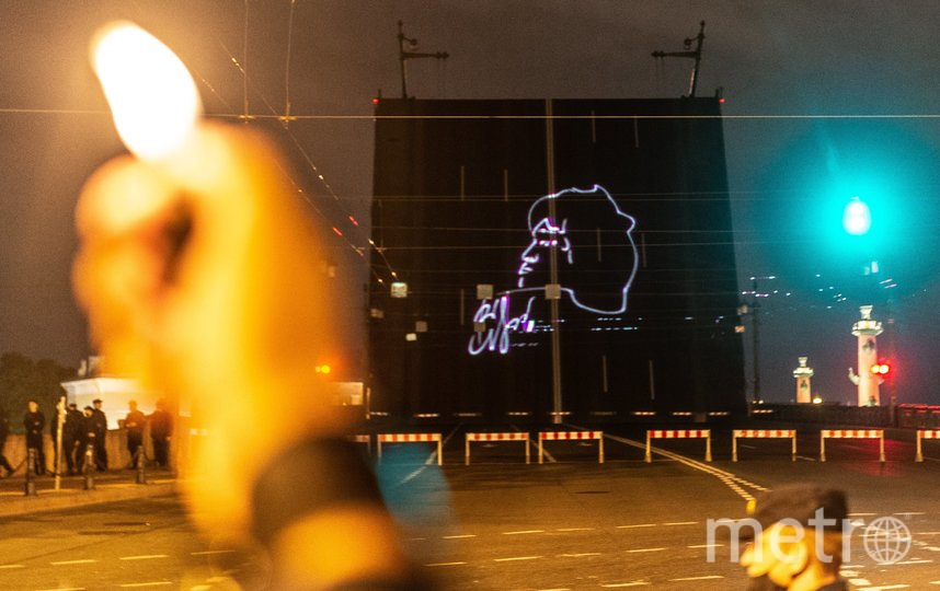 Разводной пролёт моста украсил профиль музыканта и его автограф. Фото Святослав Акимов, "Metro"