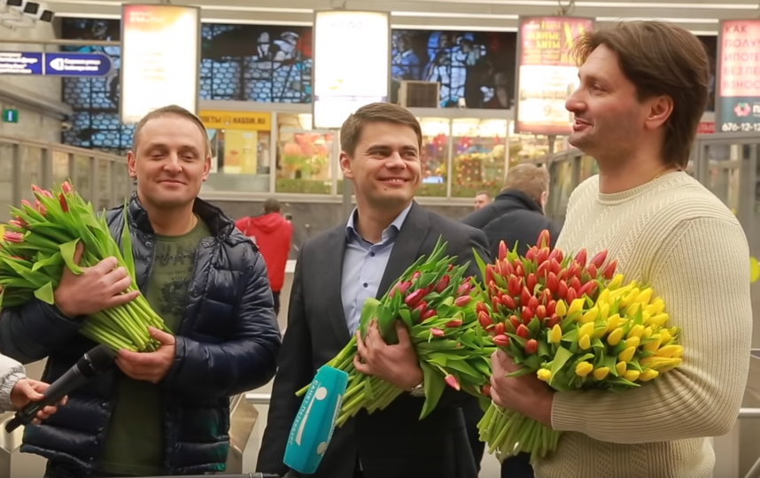 Братья Запашные и депутат Госдумы Сергей Боярский поздравили петербурженок с 8 марта